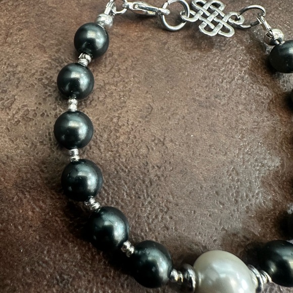 Handmade High Quality Of Organic Black and White Pearls Bracelet. - Picture 2 of 6